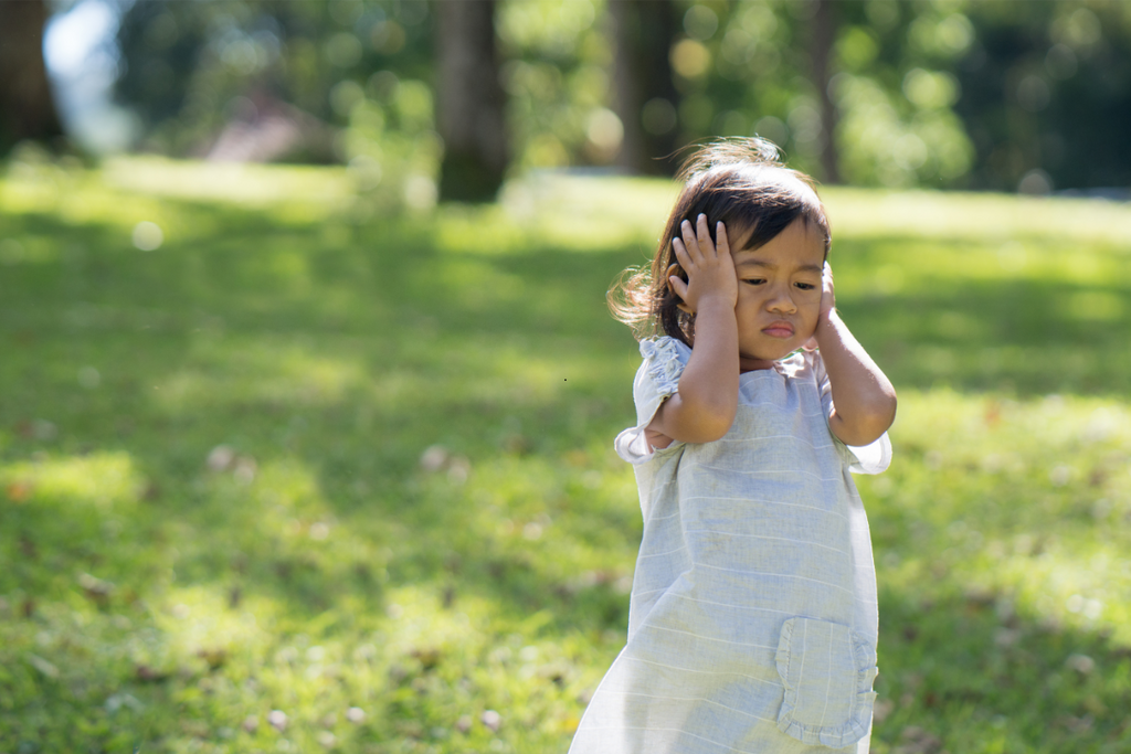 Est-ce normal que mon enfant ne supporte pas le brouhaha ? Conseils pour réduire son stress sonore