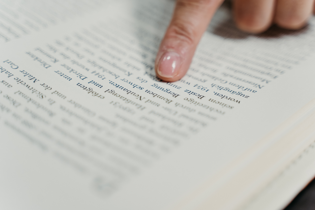 Comment aider un élève en dyspraxie à mieux suivre un texte ?