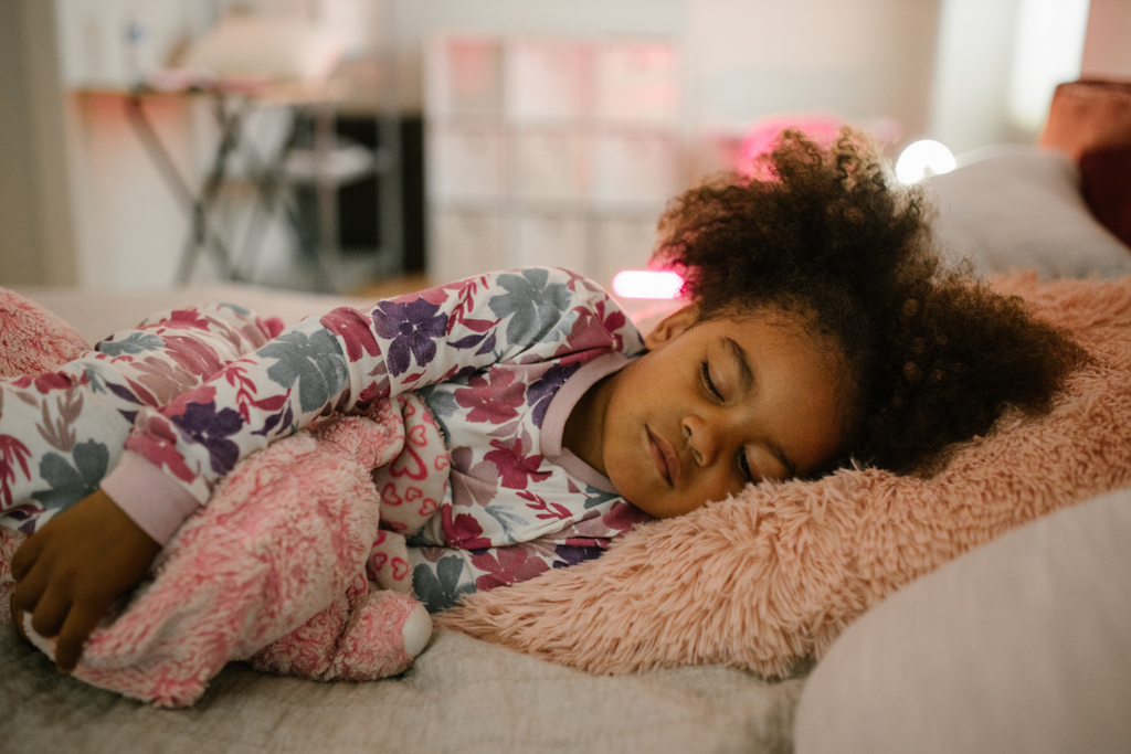 Les astuces pour rassurer un enfant autiste pendant la nuit