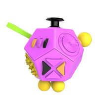 Fidget Cube pentagone rose, conçu avec différentes surfaces tactiles et interrupteurs pour favoriser la concentration