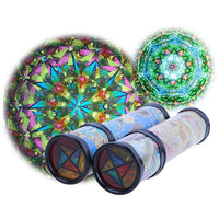 Kaléidoscopes décorés de cartes anciennes, montrant des reflets multicolores et un rendu kaléidoscopique éblouissant.