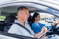 Personne autiste au volant apprenant à conduire